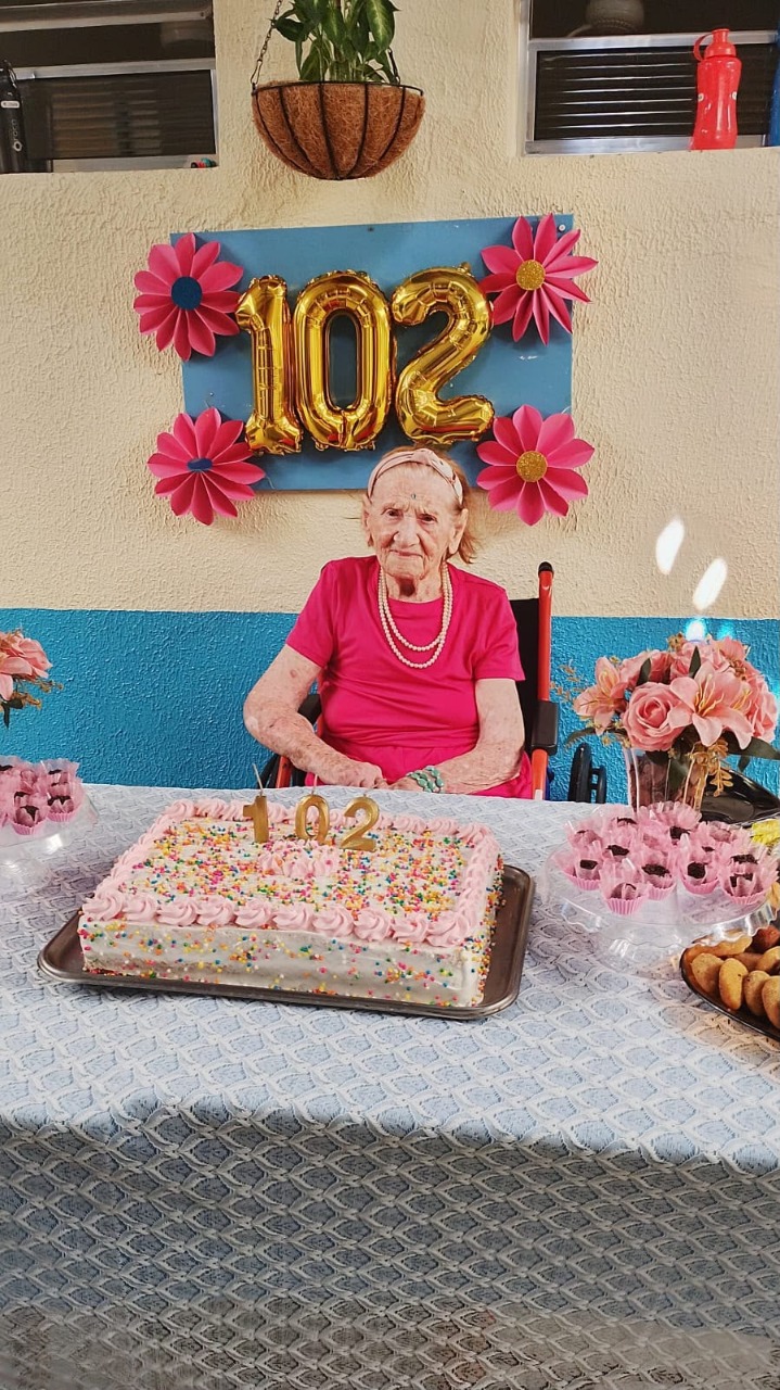 Moradora da Incantare Residencial Sênior em momento de celebração